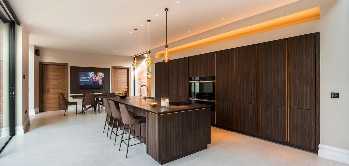 Kitchen design that enhances effortlessly the home’s striking architecture