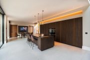 Kitchen design that enhances effortlessly the home’s striking architecture
