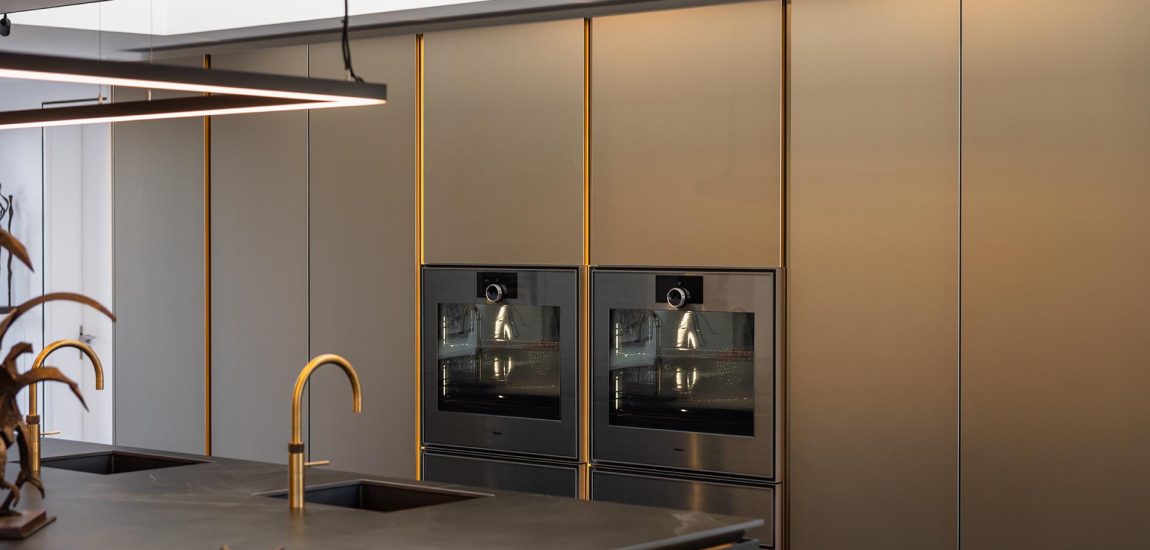 Architectural Elegance Meets Contemporary Design-017 Stuart Frazer SieMatic Kitchen | Gaggenau appliances offering advanced functionality, alongside a dual-hob configuration that delivers maximum flexibility when cooking and entertaining